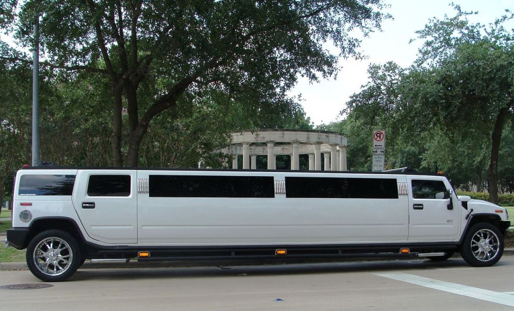 White hummer limousine
